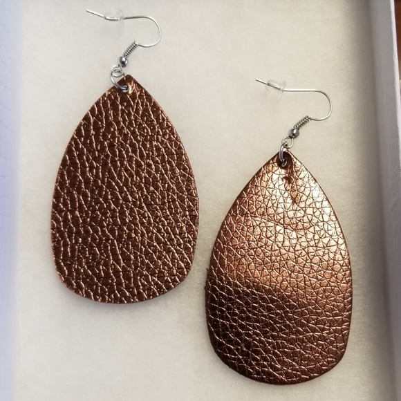 New! 7pair- New Faux leather lightweight earrings - Picture 4 of 8